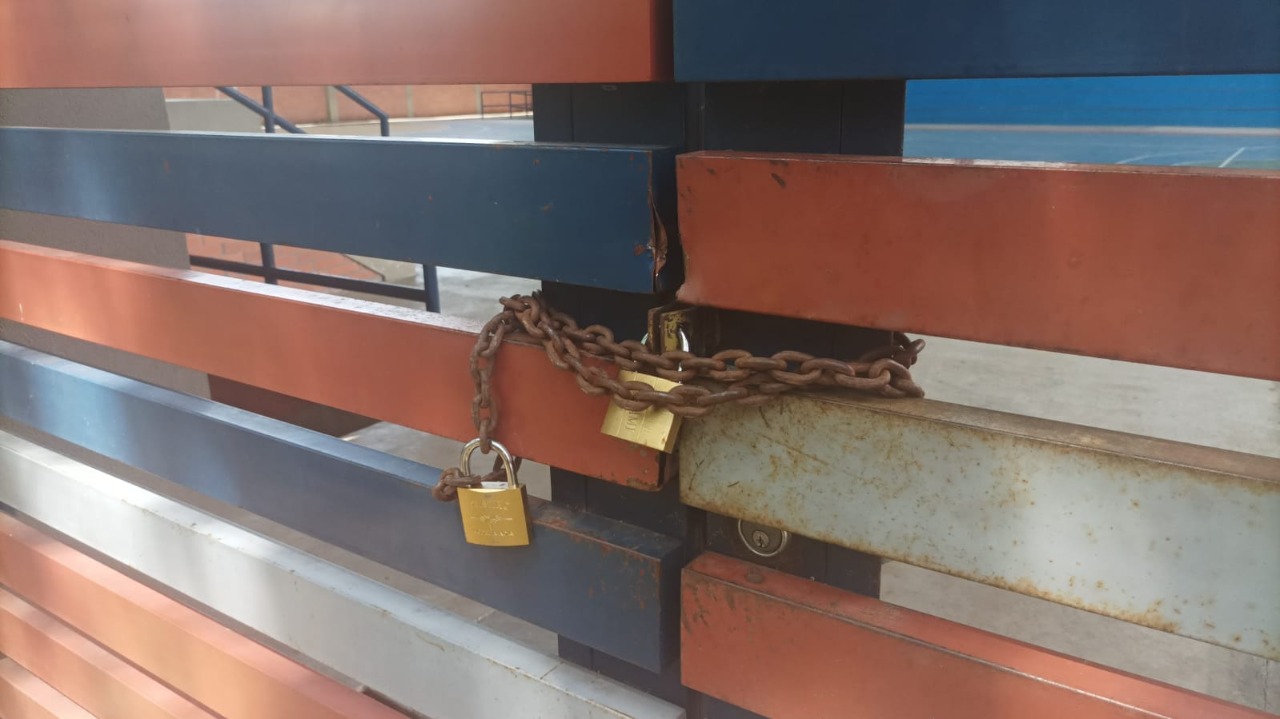 En Lérida, coliseo permanece con candado