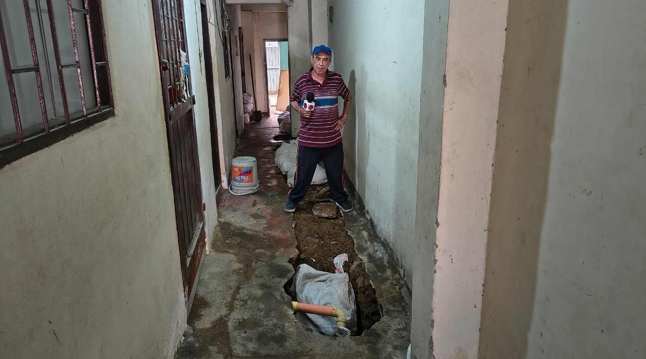 Se agrava la situación en el barrio Pueblo Nuevo: ciudadanos costean daños de su bolsillo ante la negligencia oficial