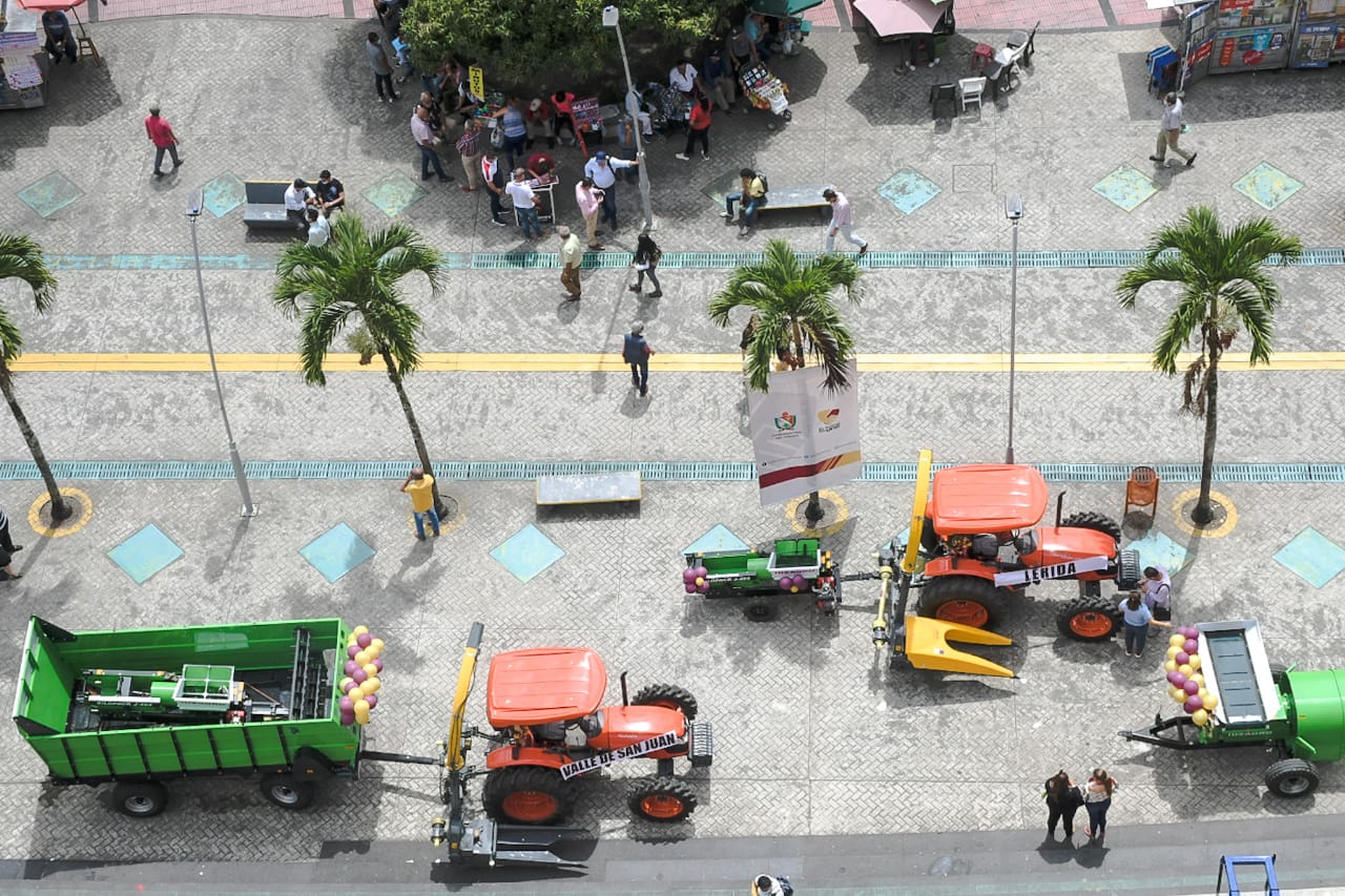 Entrega de maquinaria agrícola para municipios del Tolima