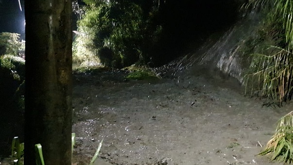 Deslizamiento en La Vega mantiene bloqueado el paso hacia el Cañón del Combeima