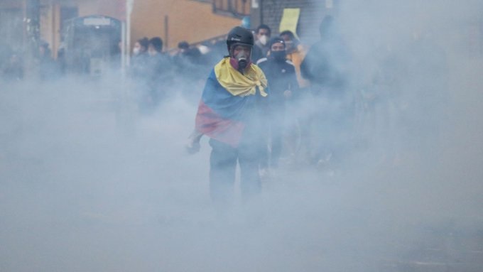 Juez ordena suspender uso de gas lacrimógeno