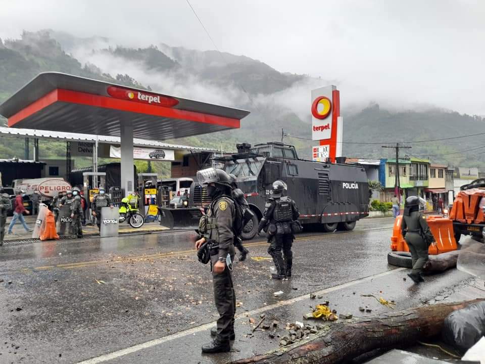 Esmad levantó a la fuerza los bloqueos de manifestantes en la vía Ibagué - Cajamarca