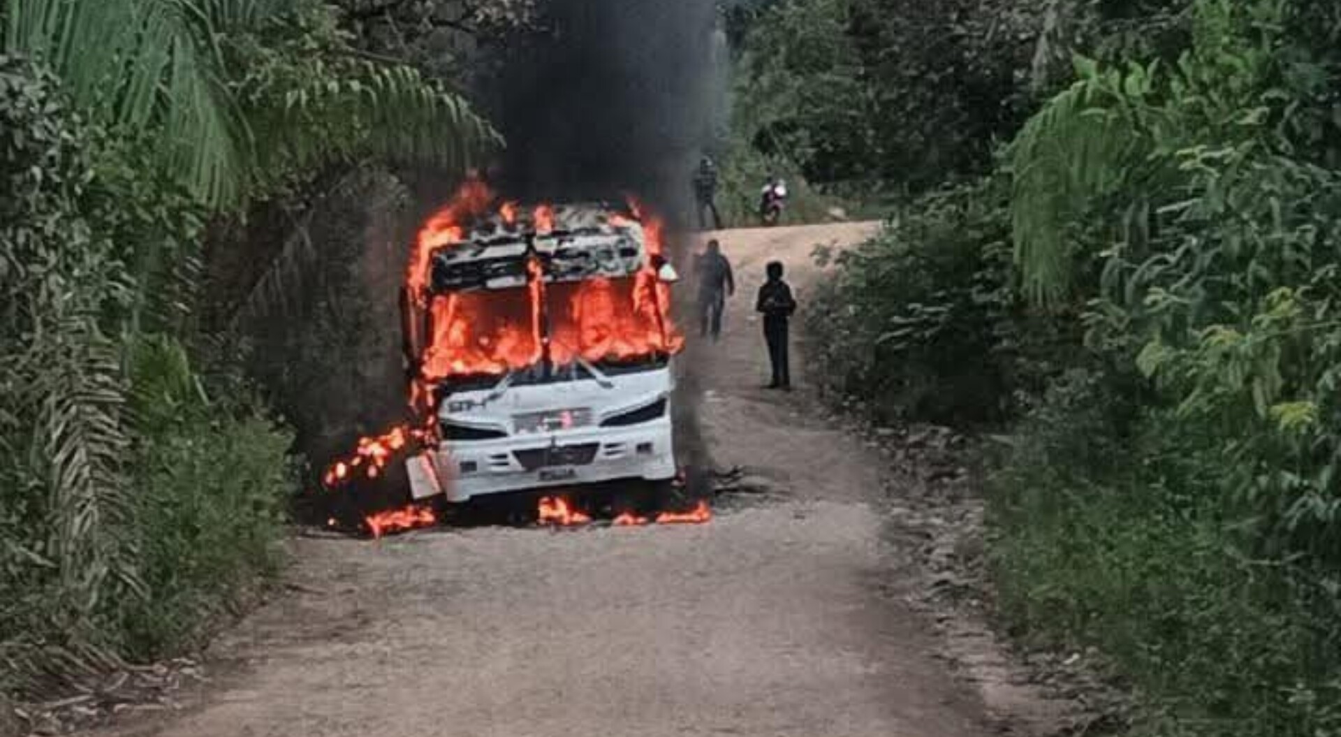Este jueves quemaron un bus de Velotax en la vía Rovira - Roncesvalles