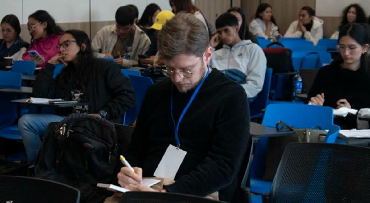 Estrés académico aumenta riesgo de depresión y pensamientos suicidas en universitarios