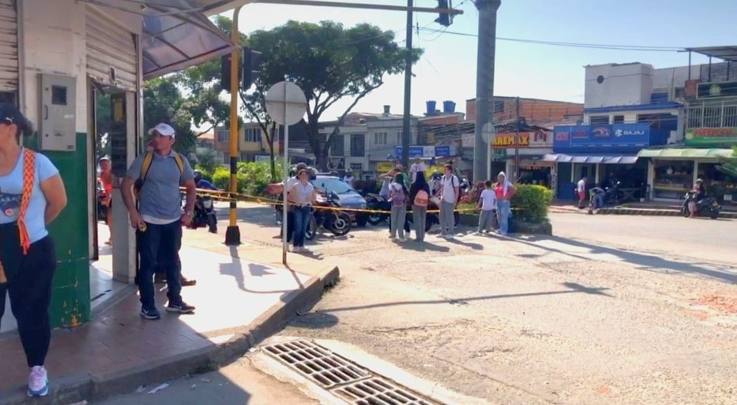 Estudiantes bloquean la avenida Ambalá en La Gaviota