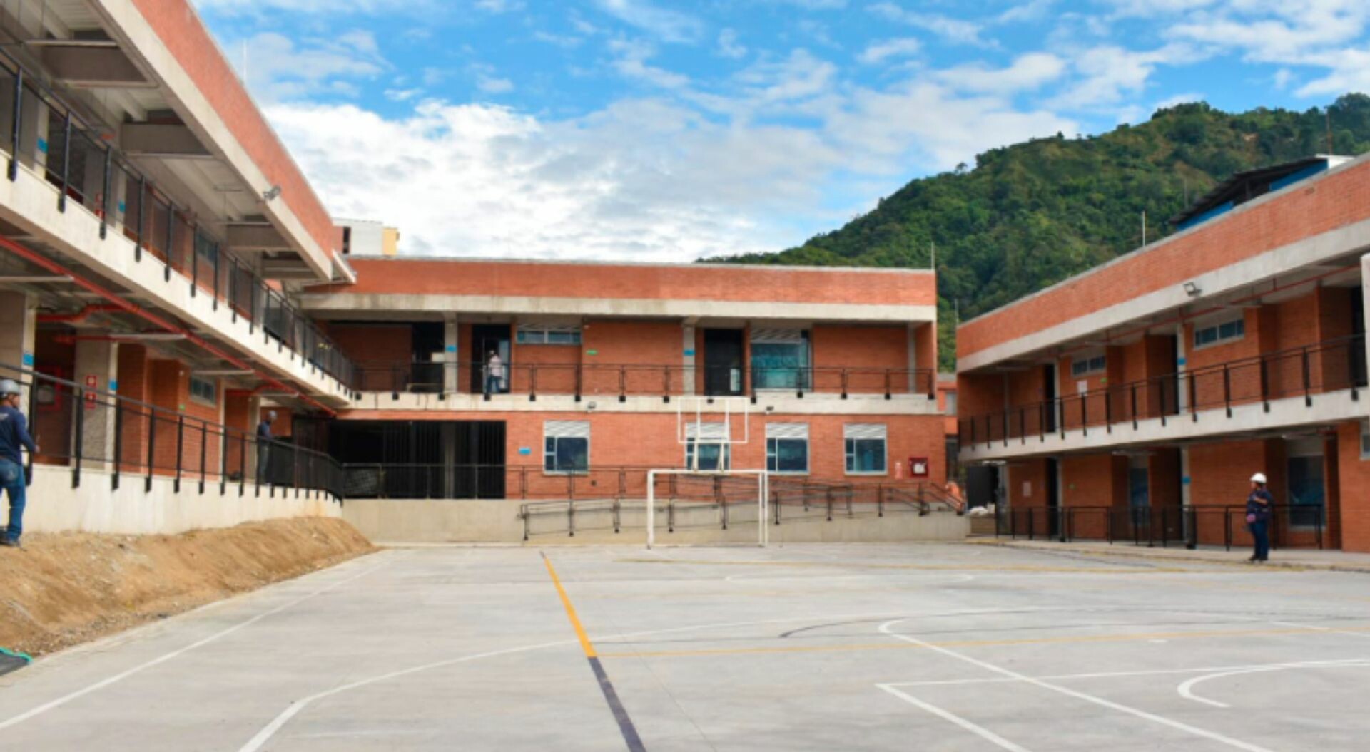 Estudiantes del colegio Diego Fallón reciben clases sin servicio de luz
