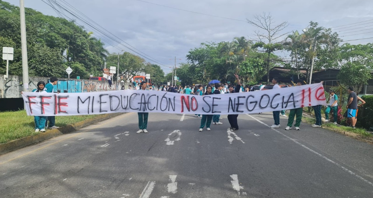 Estudiantes del colegio José Joaquín Florez bloquean vía en Picaleña