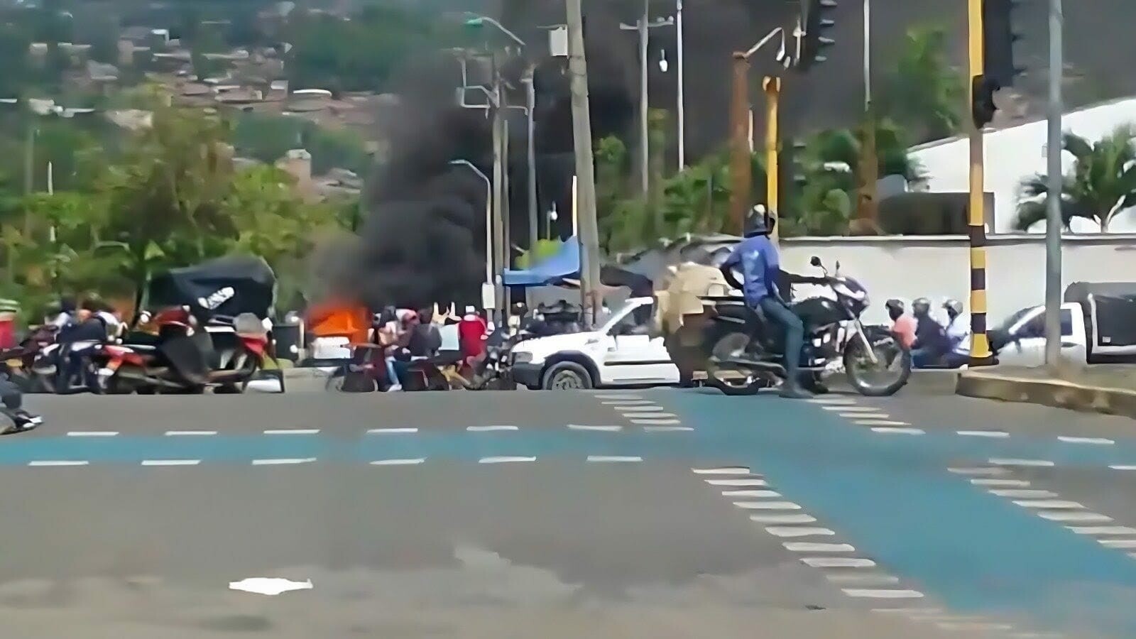 Atentado con "buseta bomba" sacude el sur de Cali