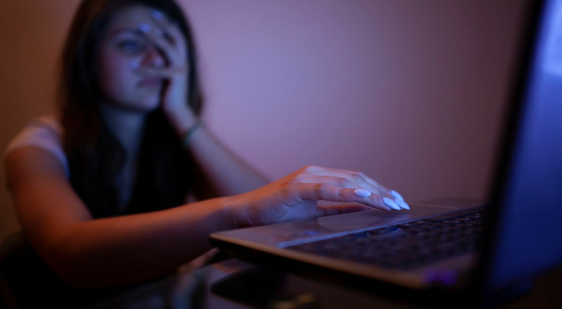 Exposición de la intimidad sin consentimiento en redes, motivo de deterioro emocional en jóvenes