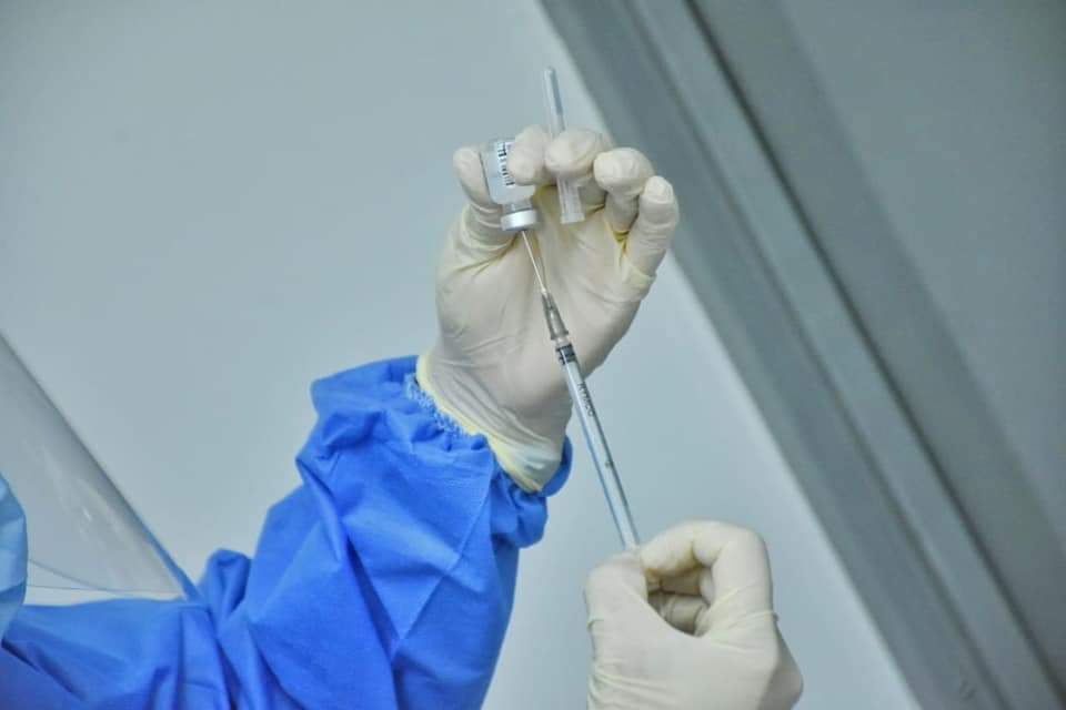 Fallecidos que aparecen recibiendo vacuna