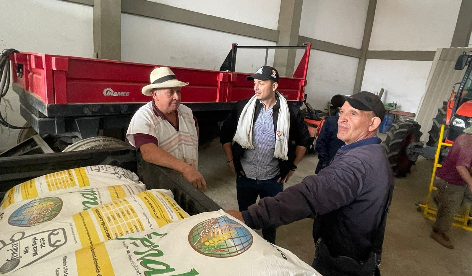 Familias ganaderas en zona de influencia del Ruiz reciben alimento concentrado por la Gobernación del Tolima