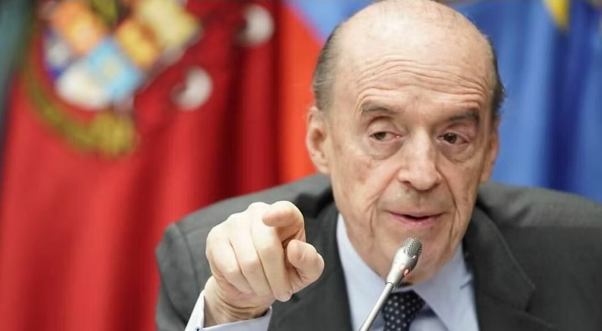 Fiscalía imputa a Álvaro Leyva por presuntas irregularidades en la licitación de pasaportes