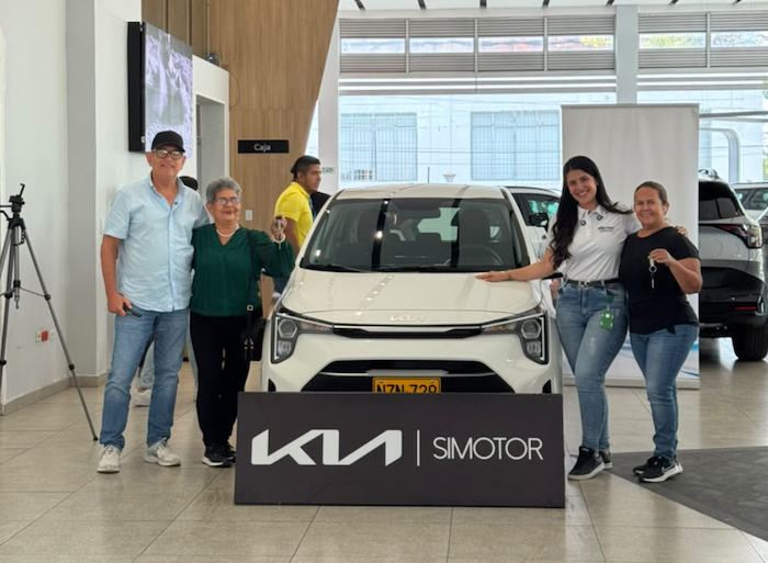 GanaGana entregó un carro KIA  PICANTO a un feliz ganador de Honda