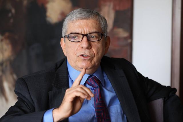 Gaviria no abandona su desprestigiado entorno de político tradicional