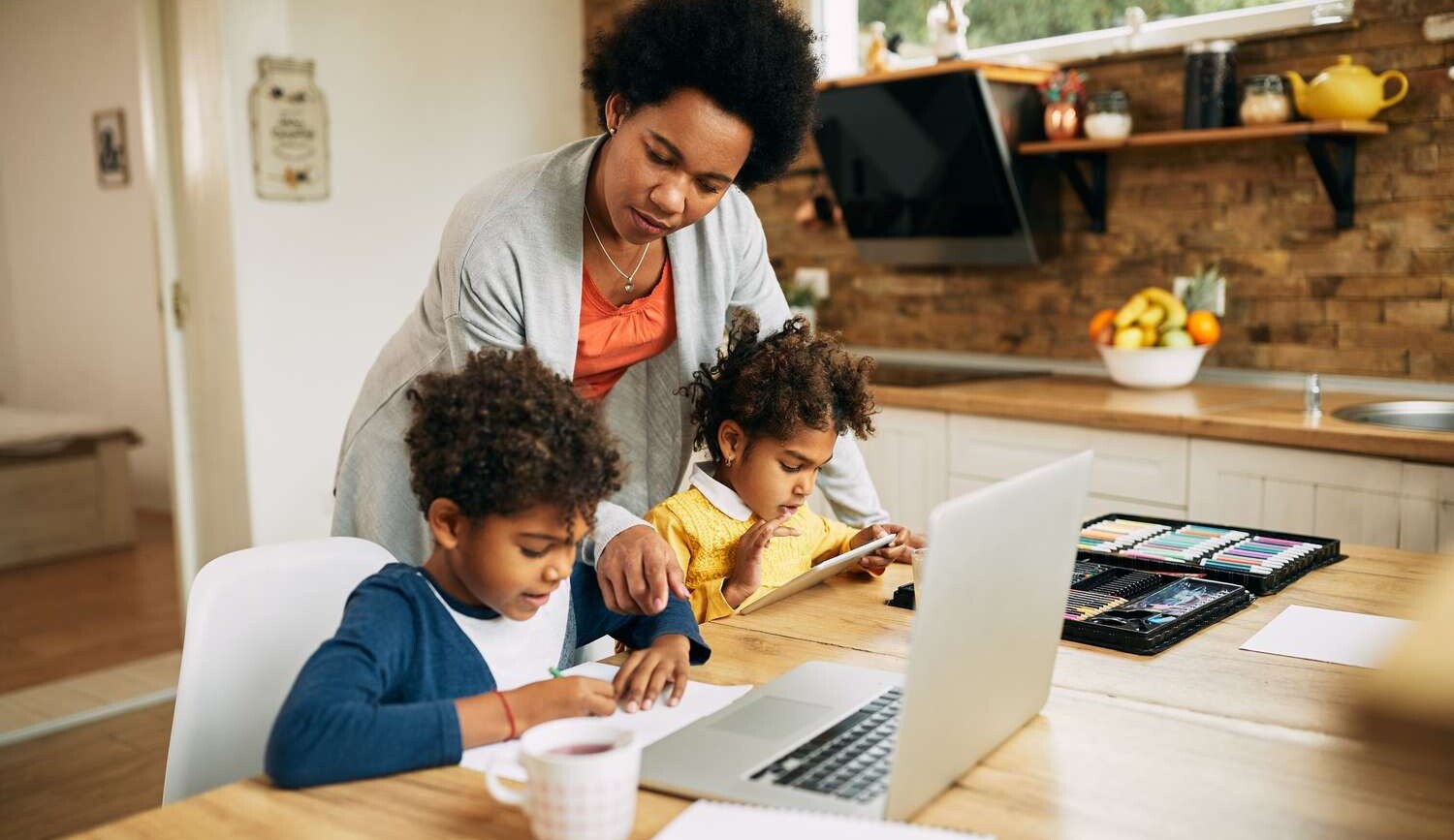 Baja natalidad y auge del "homeschooling": causas detrás de crisis de los colegios privados