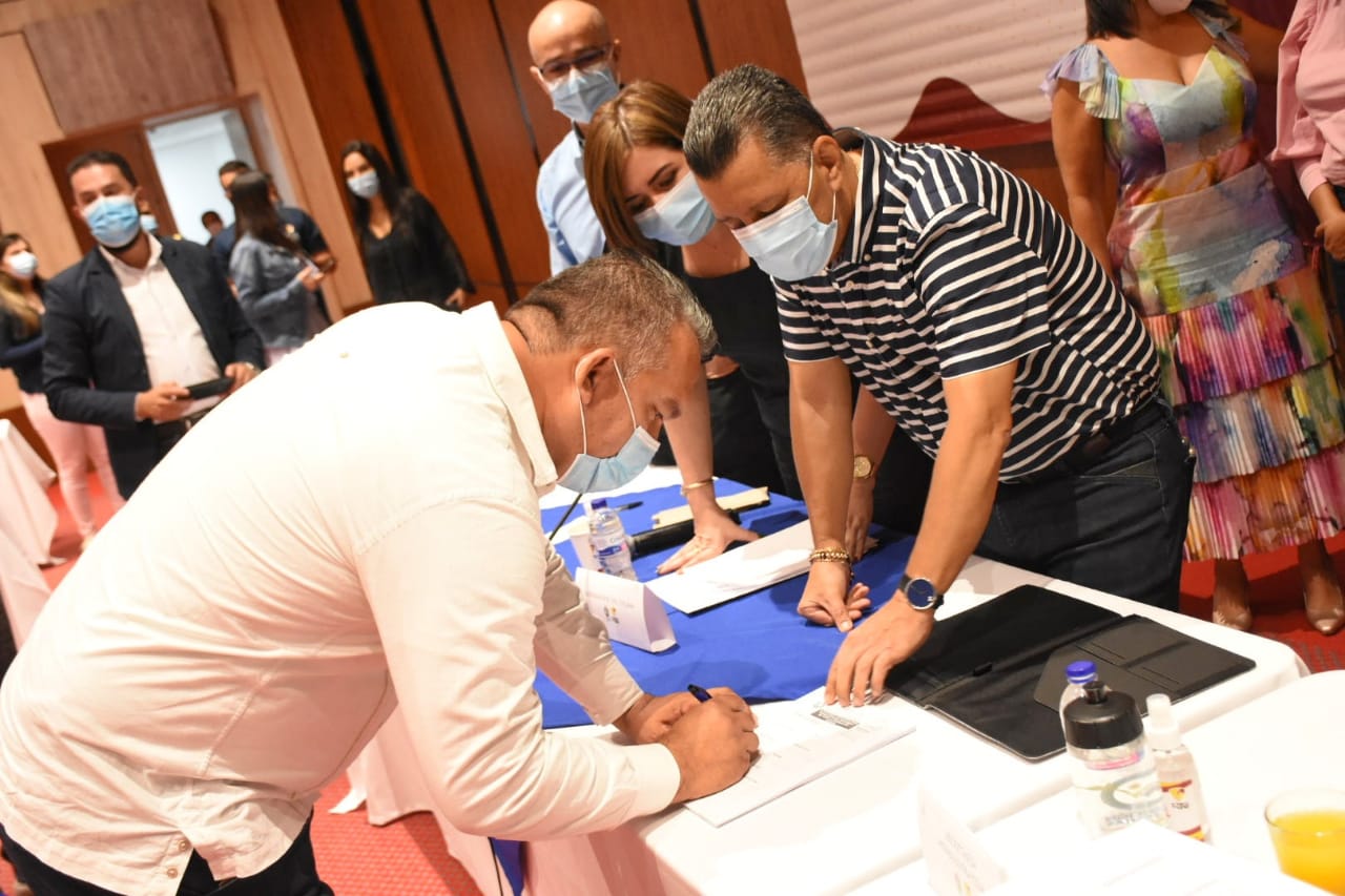 Gobernación del Tolima firma acuerdo laboral con sindicatos