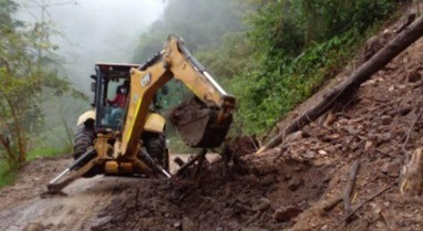 Gobernación despeja derrumbes en vías del departamento