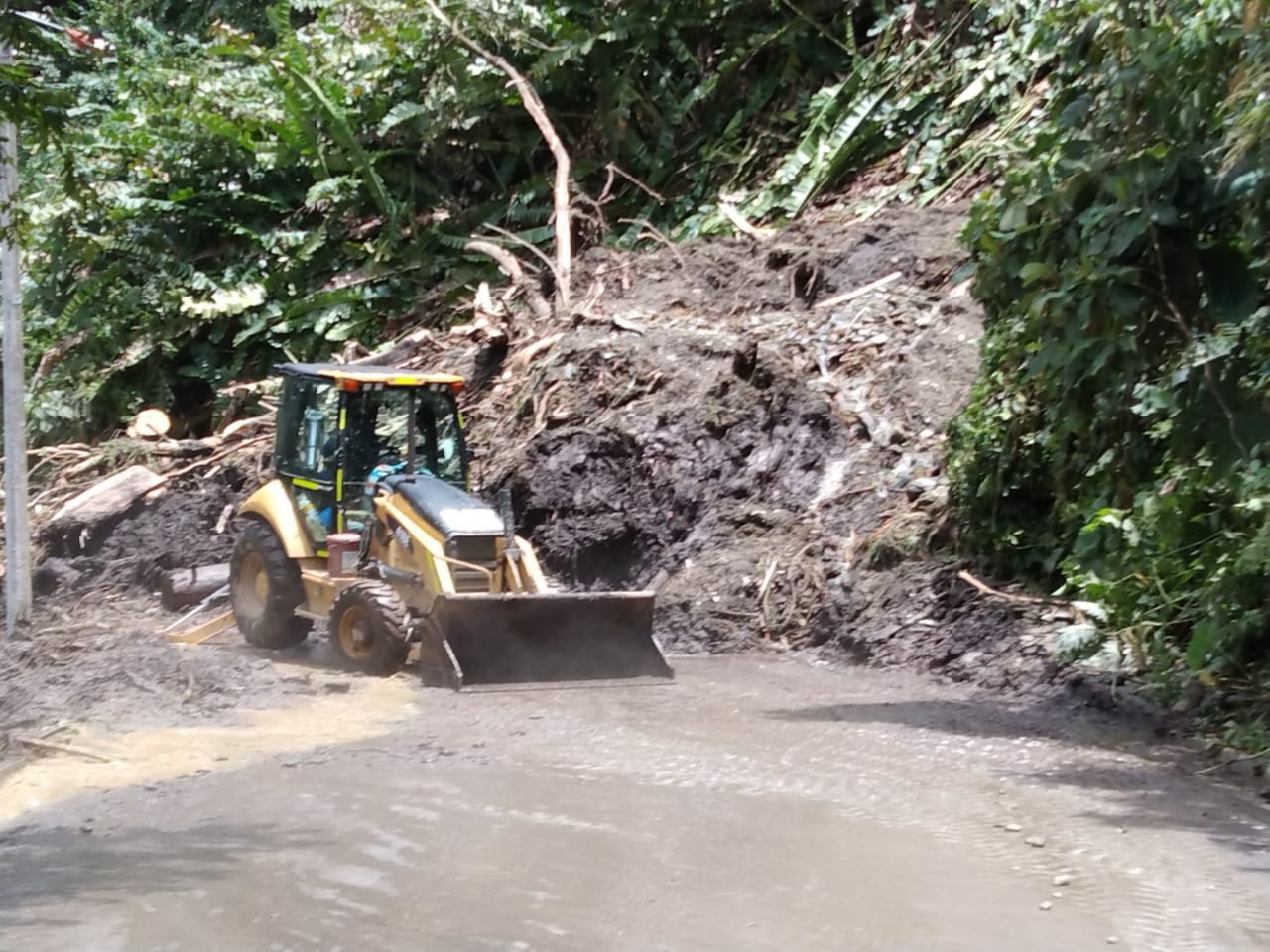 Gobernación  recupera vías del Tolima