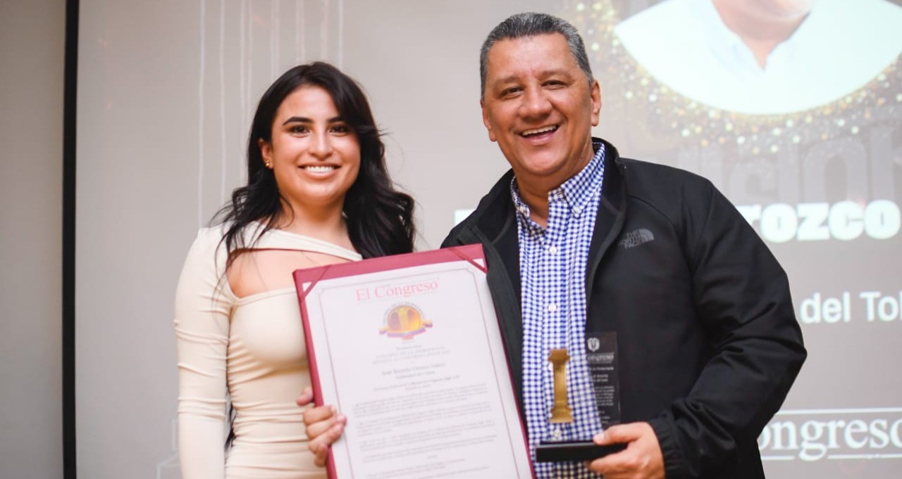 Gobernador Orozco recibió la distinción 'Columna de la Democracia'