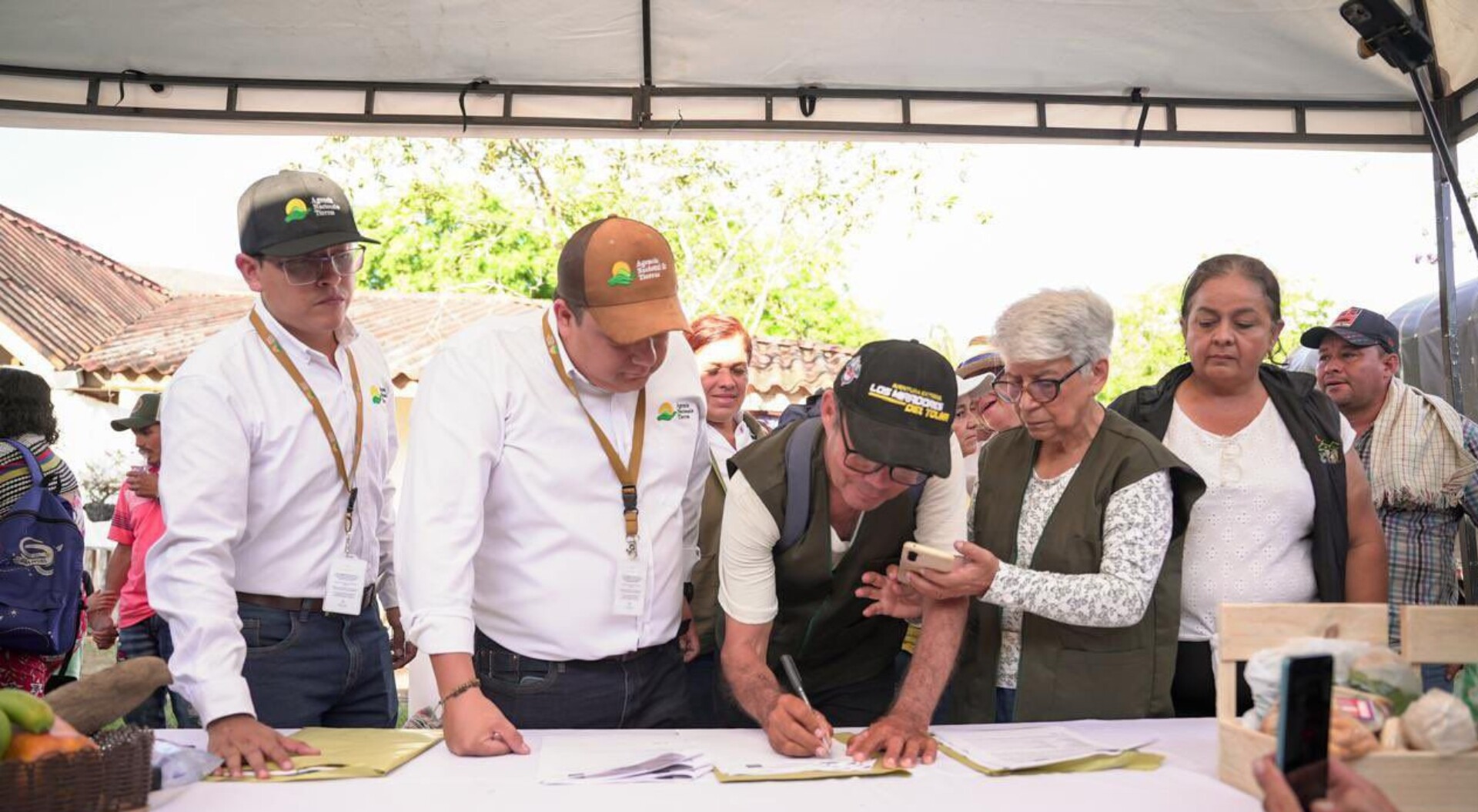 Gobierno Petro entrega tierras del Tolima a campesinos de otras regiones