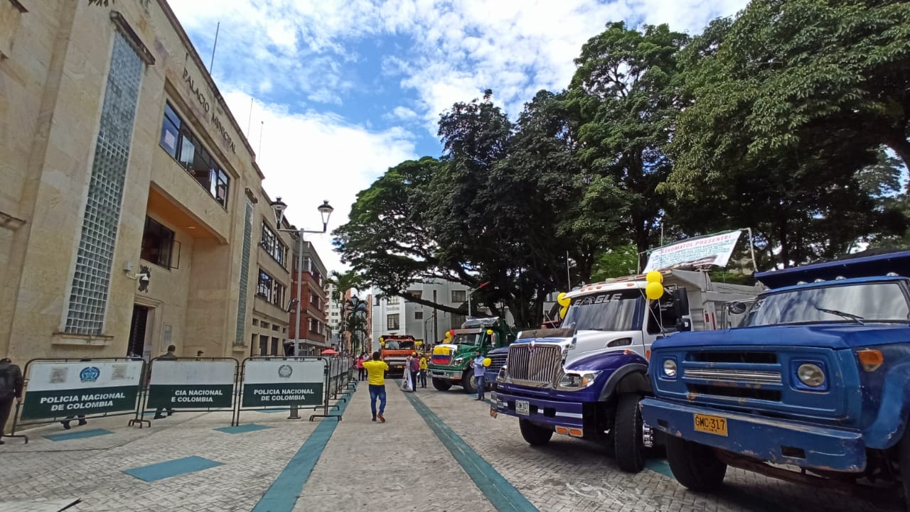 Gremio de volqueteros protestan frente a la Alcaldía de Ibagué