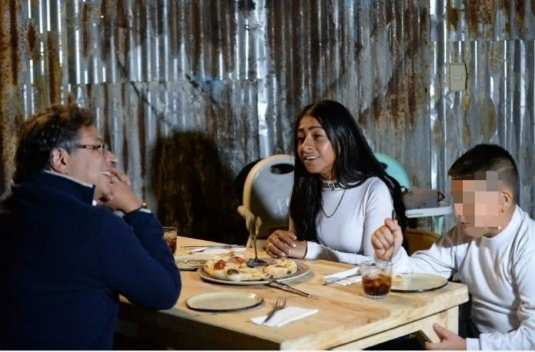 Petro cenó con aseadora que se volvió viral por ser hostigada por su apoyo al candidato