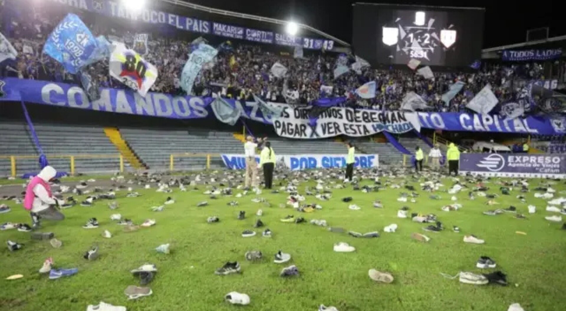 Hinchas de Millonarios y su  protesta al estilo Mockus