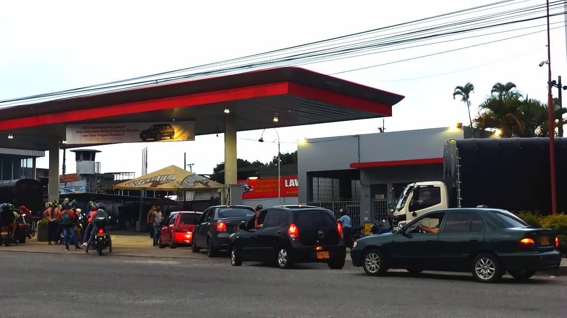 Ibaguereños en pánico acuden masivamente a las estaciones de gasolina