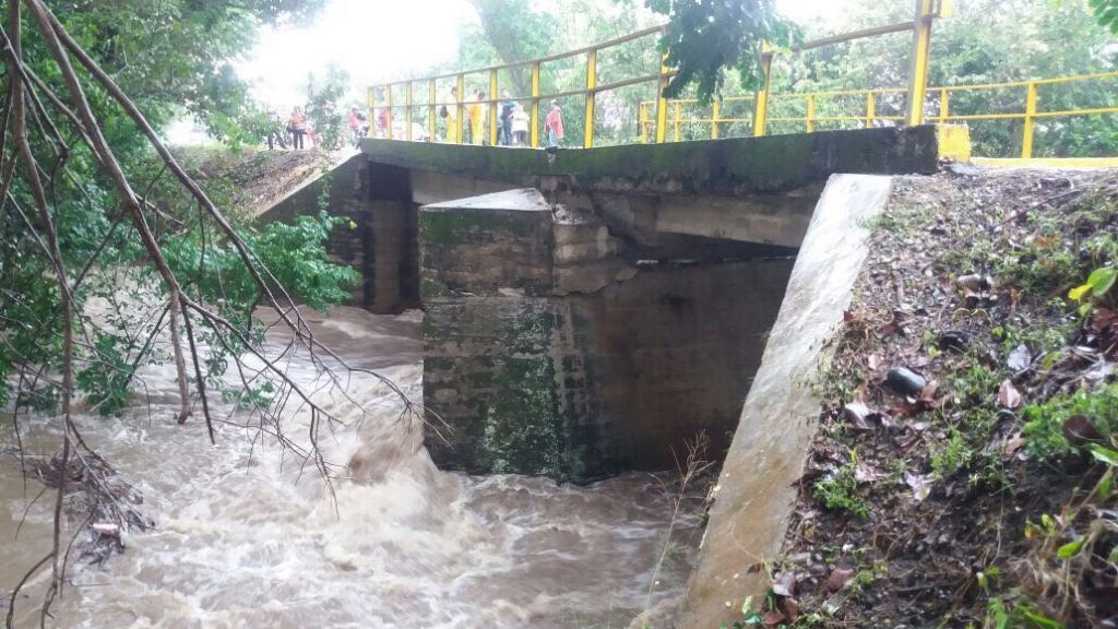 A punto de caerse el puente La Arenosa, de la vía Guamo - Ortega