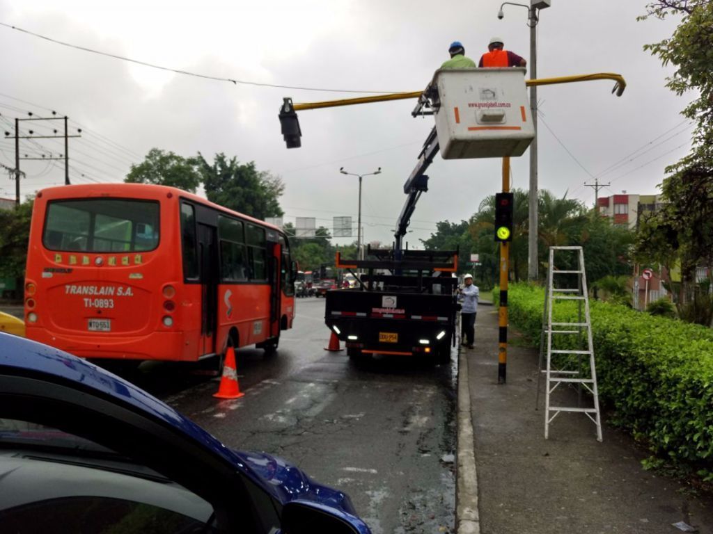 Realizan mantenimiento a redes semafóricas de principales intersecciones viales