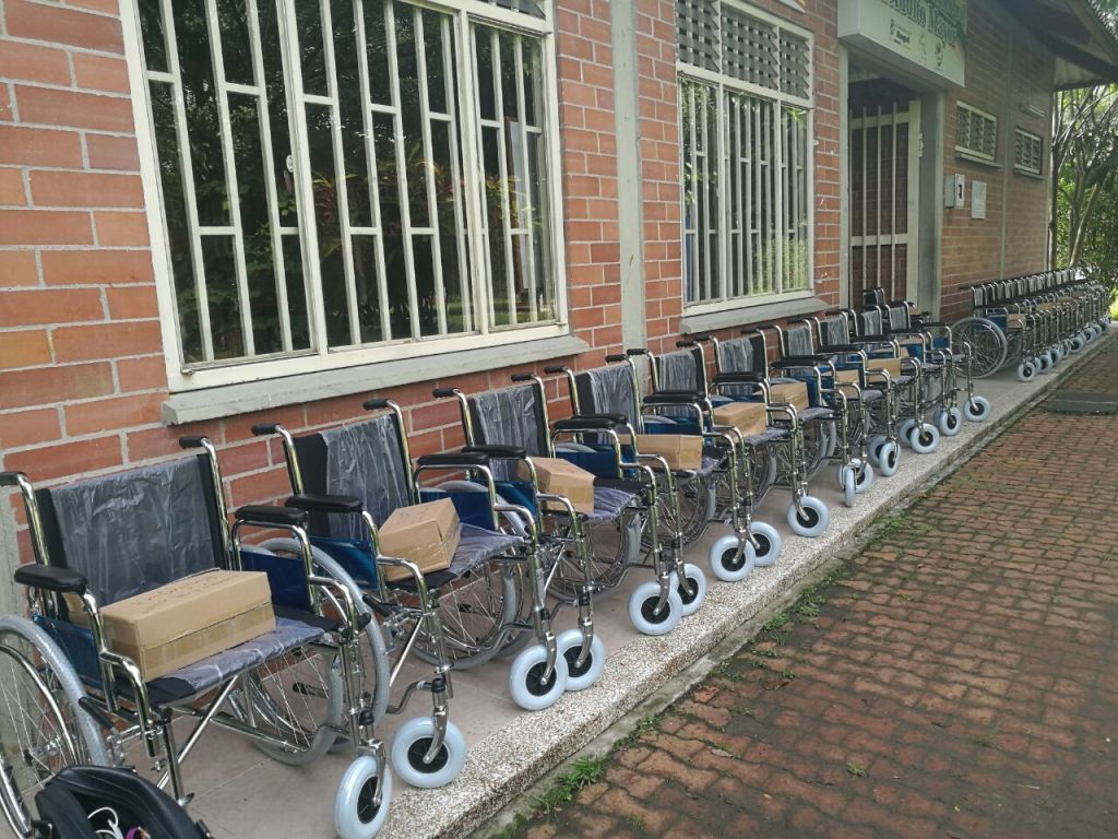 Entregan 70 sillas de ruedas a personas en condición de discapacidad