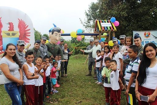 Niños campesinos de Icononzo estrenan parque construido por la Fuerza Aérea Colombiana