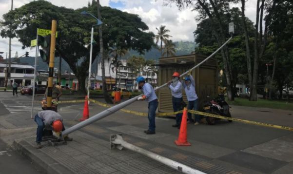 Instalan luminarias LED y paneles en la Tercera y en la plaza de Bolívar