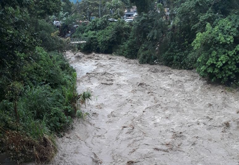 Organismos de socorro buscan a menor desaparecida al ser arrastrada por una quebrada