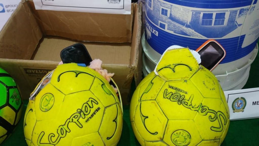 Incautan celulares dentro de panes y balones en la Cárcel de Picaleña
