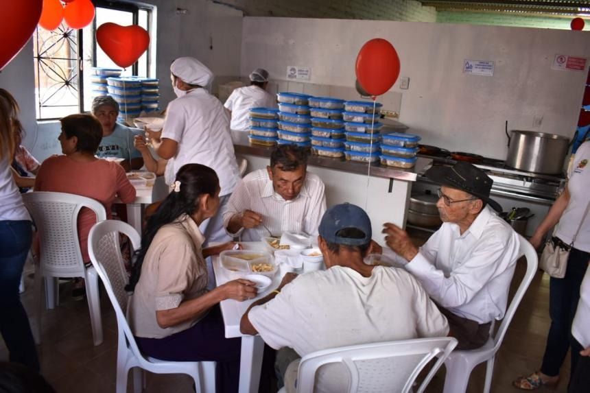 203 ibaguereños reciben almuerzos gratis en el barrio La Florida