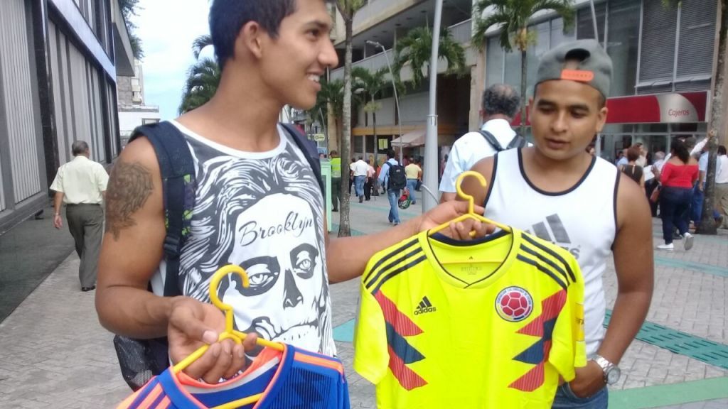 La fiebre de camisetas y artículos de la selección Colombia se tomaron las calles de la ciudad