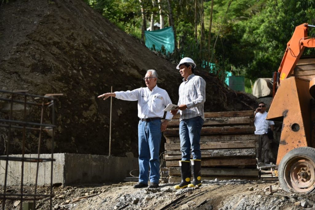 Avanza construcción de puente sobre el río Bermellón