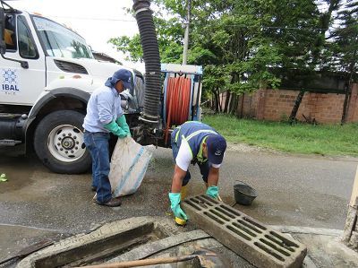 Ibal realiza trabajos de limpieza en las redes del barrio Belalcázar