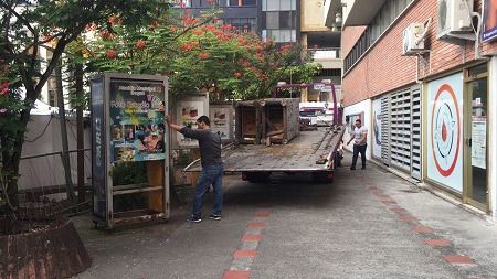 Retiran 5 casetas en estado de deterioro ubicadas en el centro