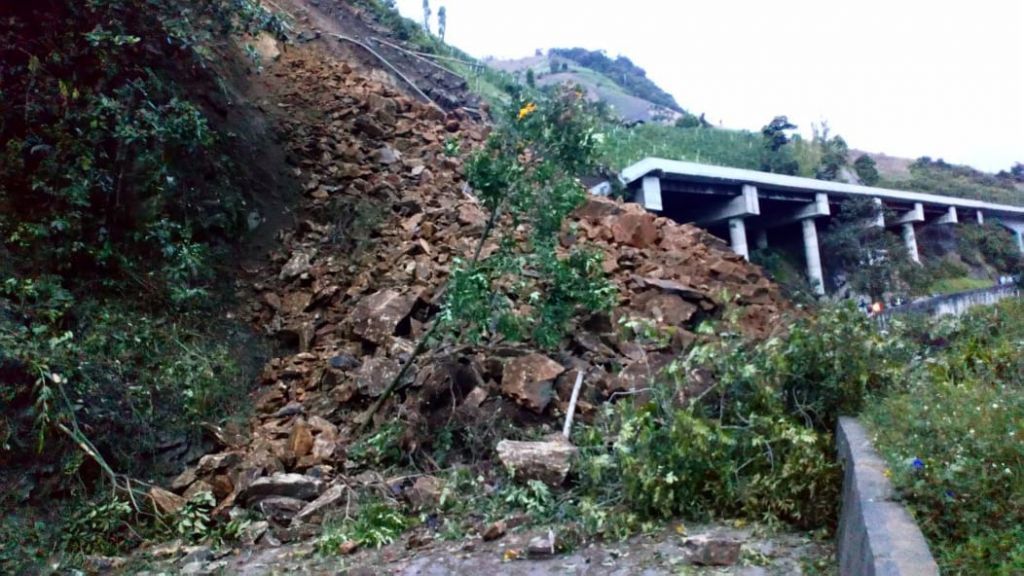 Cerrada la vía a Cajamarca- la Línea tras caída de piedras