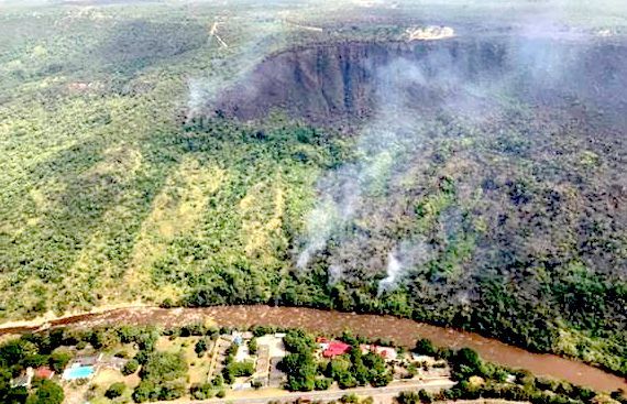 Fuerza Aérea apoya extinción de incendio presentado en la zona rural de Nilo
