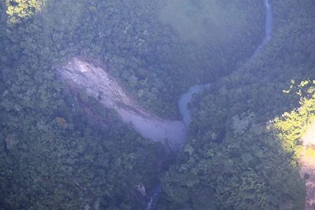 Fuerza Aérea realiza sobrevuelo para verificar estado del río Azufrado en Villahermosa (Tolima)