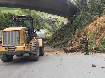 Vía Cajamarca- Calarcá habilitada en un solo carril tras caída de escombros