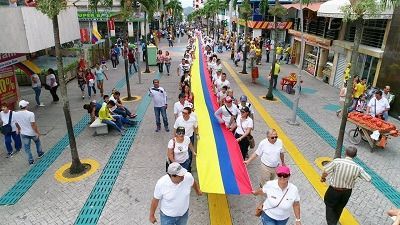 Cerca de cinco mil personas participaron en la tercera marcha libertaria por la paz