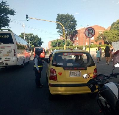 Sancionan taxistas por estacionar en zonas prohibidas de la calle 60 de Ibagué