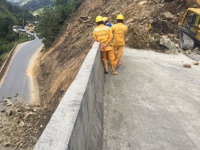 Cerrada vía Calarcá-Ibagué por demoliciones de rocas