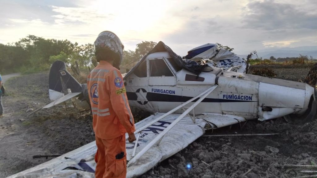 Piloto salió ileso tras caer a tierra avioneta de fumigación en Espinal