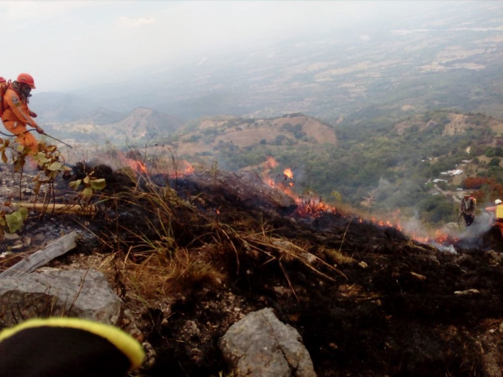 Hombre que ayudaba apagar incendio en Suárez perdió la vida cayendo de un risco