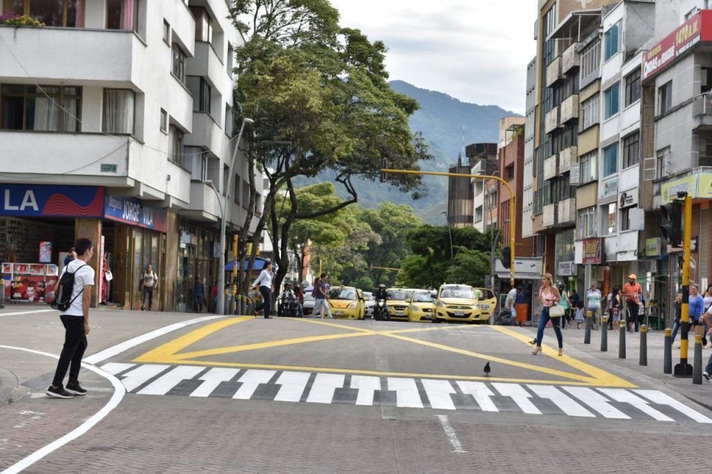 Continúa señalización de intersecciones y cambios de sentidos viales